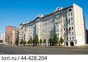 Садовая-Спасская улица летним солнечным утром. Москва (2024 год). Редакционное фото, фотограф E. O. / Фотобанк Лори