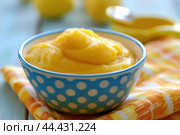 Homemade lemon curd in a decorative blue bowl. Стоковое AI-изображение, AI-художник Иван Рябоконь / Фотобанк Лори