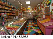 Colorful candy store interior with assorted sweets. Стоковое AI-изображение, AI-художник Иван Рябоконь / Фотобанк Лори