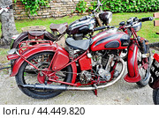 Французский дорожный мотоцикл марки "Monet & Goyon" (Moto Route française)  1932 г. на ретро-выставке в провинции Франции (2016г.) Редакционное фото, фотограф Вера Смолянинова / Фотобанк Лори