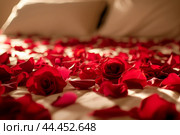 Fragrant Bed covered with rose petals. Generate ai. Стоковое AI-изображение, AI-художник Иван Рябоконь / Фотобанк Лори