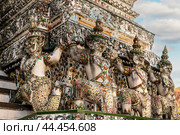 Decor elements Wat Arun Temple in bangkok Thailand. Wat Arun is Buddhist temple in Bangkok, Yai district of Bangkok, Wat Arun is among best known of Thailand's landmarks (2023 год). Стоковое фото, фотограф Павел Муравьев / Фотобанк Лори