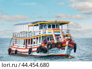 Pattaya, Thailand - February 04, 2023: Big Ferry Boat in sea, main transportation for connecting Pattaya downtown city and Koh Larn, island for traveling tourist now in Pattaya. Редакционное фото, фотограф Павел Муравьев / Фотобанк Лори