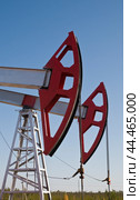 Нефтяные качалки - старый традиционный метод добычи нефти из недр. Стоковое фото, фотограф Павел Просянов / Фотобанк Лори