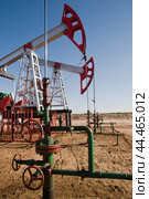 Нефтяные качалки - старый традиционный метод добычи нефти из недр. Стоковое фото, фотограф Павел Просянов / Фотобанк Лори