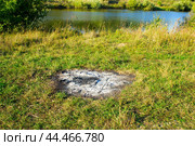 Кострище от сожженных дров на берегу. Стоковое фото, фотограф Роман Лукьянов / Фотобанк Лори
