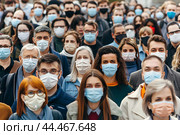 Толпа людей в медицинских масках. Стоковое AI-изображение, AI-художник Максим Коломыченко / Фотобанк Лори