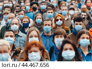 Толпа людей в медицинских масках. Стоковое AI-изображение, AI-художник Максим Коломыченко / Фотобанк Лори