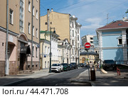 Вспольный переулок в солнечный летний день. Москва (2024 год). Редакционное фото, фотограф E. O. / Фотобанк Лори