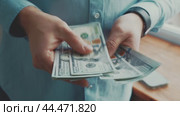 Counting cash in a bright room while discussing personal finance tips and budgeting strategies for everyday expenses. Стоковое видео, видеограф Сергей Толмачёв / Фотобанк Лори