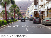 Cars move along the Avenue Mohammed V in the center of Agadir, Morocco (2024 год). Редакционное фото, фотограф Евгений Ткачёв / Фотобанк Лори