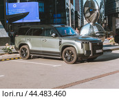 Автомобиль POLAR STONE JISHI 01 припаркован на улице города. Полноразмерный гибридный внедорожник выпускаемый китайским брендом Polar Stone с 2023 года (2024 год). Редакционное фото, фотограф Константин Григорьев / Фотобанк Лори