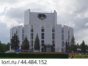 Областное государственное бюджетное учреждение культуры «Челябинский государственный академический театр драмы имени Наума Орлова». Челябинск, пл. Революции, 6 (2024 год). Редакционное фото, фотограф Алексей Иванов / Фотобанк Лори