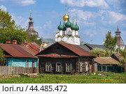 Вид на жилые дома города Ростов Великий и храмы древнего кремля. Россия. Золотое кольцо. Ростов Великий, Ярославская область, 2019. Редакционное фото, фотограф KOSIM / Фотобанк Лори