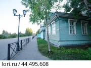 Старое двухэтажное здание в городе Вельске. Вельск, Архангельская область (2024 год). Стоковое фото, фотограф Яковлев Сергей / Фотобанк Лори
