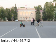 Дети катаются на велосипеде и квадроцикле. Стоковое фото, фотограф Яковлев Сергей / Фотобанк Лори