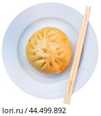 Steamed Chinese Xiaolongbao bun served on white plate. Стоковое фото, фотограф Яков Филимонов / Фотобанк Лори