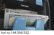 ATM dispensing a one hundred dollar bill during a busy weekday in downtown financial district. Стоковое видео, видеограф Сергей Толмачёв / Фотобанк Лори