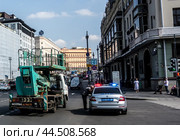 Автовышка Tadano в центре Москвы на Театральной площади остановлена патрульным автомобилем. Водитель вышки вышел из машины и отвечает на вопросы гаишника.(2024)/ A Tadano aerial platform in the center of Moscow on Teatralnaya Square was stopped by a patrol car for violating traffic rules. Редакционное фото, фотограф Iva Noel / Фотобанк Лори