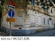 Дом с вывеской про Велимира Хлебникова (2024 год). Редакционное фото, фотограф Андрей Кононов / Фотобанк Лори