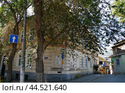 Дом с вывеской про Велимира Хлебникова (2024 год). Редакционное фото, фотограф Андрей Кононов / Фотобанк Лори