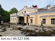 Город Иркутск. Ресторан "Бутин". Улица Ленина, дом 46 (2024 год). Редакционное фото, фотограф Александр Тараканов / Фотобанк Лори