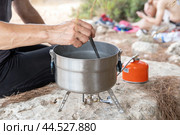 Cooking on a primus stove on a hike. Стоковое фото, фотограф Георгий Дзюра / Фотобанк Лори