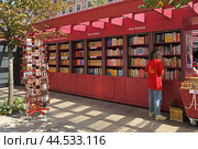 Book alleys on Malaya Konyushennaya (Small Stables Street), book town with elements of bookstore and literary park. St. Petersburg, Russia (2024 год). Редакционное фото, фотограф Валерия Попова / Фотобанк Лори