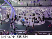 Фестиваль-форум «Территория будущего. Москва 2030», главной темой которого стала синергия человека, семьи и мегаполиса, а символом - спираль днк. Интерьер выставки и посетители./ Festival-forum "Territory of the Future. Moscow 2030", the main theme of which was the synergy of man, family and metropolis, and the symbol was the DNA helix. Exhibition interior and visitors. (2024 год). Редакционное фото, фотограф Iva Noel / Фотобанк Лори