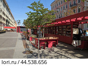 Book alleys with books, postcards, stationery on Malaya Konyushennaya (Small Stables Street), St. Petersburg, Russia (2024 год). Редакционное фото, фотограф Валерия Попова / Фотобанк Лори