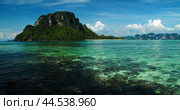 Relaxing views of lush islands and a tropical sea lagoon with crystal-clear water. Расслабляющий вид на зелёные острова и морскую лагуну с чистой водой в тропиках. Стоковое видео, видеограф Валерий Тесаков / Фотобанк Лори