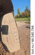 The SUV drives off-road onto a country road. Front suspension and wheel operation. Стоковое видео, видеограф Ярославский Максим / Фотобанк Лори