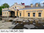 Город Иркутск. Ресторан "Бутин". Улица Ленина, дом 46 (2024 год). Редакционное фото, фотограф Александр Тараканов / Фотобанк Лори