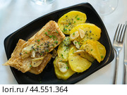 Top view of fried skate wings and potatoes. Стоковое фото, фотограф Яков Филимонов / Фотобанк Лори