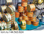 Рыбная продукция ( консервы ) - продукция Астраханских производителей  в Астрахани, рыбном магазине предприятия Касп рыба ( на ул. Чернышевского ) 1997-1998 г.г. Редакционное фото, фотограф Павел Просянов / Фотобанк Лори