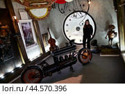 Поселок Листвянка. Молодая девушка в интерактивном музее "Око Байкала". Дом вверх дном (2024 год). Редакционное фото, фотограф Александр Тараканов / Фотобанк Лори