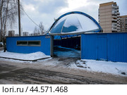Въезд, крытая парковка, Потребительский автостояночный кооператив "Сфера-авто" в районе Борисово, Москва. Пасмурный зимний день (2020 год). Стоковое фото, фотограф Александр Кузнецов / Фотобанк Лори
