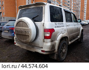Белый джип УАЗ "Патриот" с наклейкой "УАЗ всегда ранен, но никогда не убит" Стоковое фото, фотограф Александр Кузнецов / Фотобанк Лори
