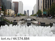 Cheonggyecheon Stream and Bridge in Downtown Seoul (2019 год). Редакционное фото, фотограф Анна Семенова / Фотобанк Лори