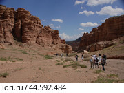 A group of tourists conducts an educational tour in the Chary canyon. Kazakhstan. Charyn Canyon. 31.08.24 (2024 год). Редакционное фото, фотограф Ярославский Максим / Фотобанк Лори