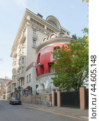 Дом-яйцо ул. Машкова, 1 Москва Россия (2024 год). Редакционное фото, фотограф Владимир Чинин / Фотобанк Лори