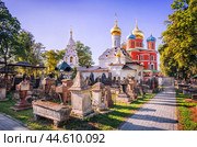 Большой собор иконы Божией Матери Донская, Малый собор Донской Богоматери, Донской монастырь, старинный некрополь, Москва (2024 год). Стоковое фото, фотограф Baturina Yuliya / Фотобанк Лори