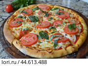 Fresh homemade margherita pizza on wooden board. Стоковое AI-изображение, AI-художник Иван Рябоконь / Фотобанк Лори