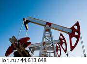 Нефтяные качалки - старый традиционный метод добычи нефти из недр. Стоковое фото, фотограф Павел Просянов / Фотобанк Лори