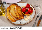 Toasted bread, tomatoes, garlic and olive oil for Catalan tapas Pan con tomate. Стоковое фото, фотограф Яков Филимонов / Фотобанк Лори