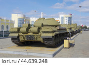 Ряд тяжёлых танков советского производства. Музейный комплекс гражданской и военной техники УГМК, Верхняя Пышма (2024 год). Редакционное фото, фотограф Алексей Иванов / Фотобанк Лори