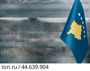 Национальный флаг Республики Косово на деревянном фоне место для текста (2019 год). Стоковое фото, фотограф Лозовая Людмила / Фотобанк Лори