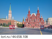 Исторический музей и Никольская башня на Красной площади в Москве, Россия. Стенды "Защитникам отечества посвящается" в дни проведения военно-музыкального фестиваля «Спасская башня» (2024 год). Редакционное фото, фотограф Елена Коромыслова / Фотобанк Лори