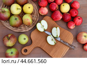 Резаные яблоки (дольки) на разделочной доске. Стоковое фото, фотограф Елена Павлова / Фотобанк Лори