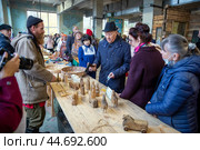 Россель Эдуард Эргартович, бывший губернатор Свердловской области, на выставке уральских мастеров (2021 год). Редакционное фото, фотограф Евгений Ткачёв / Фотобанк Лори